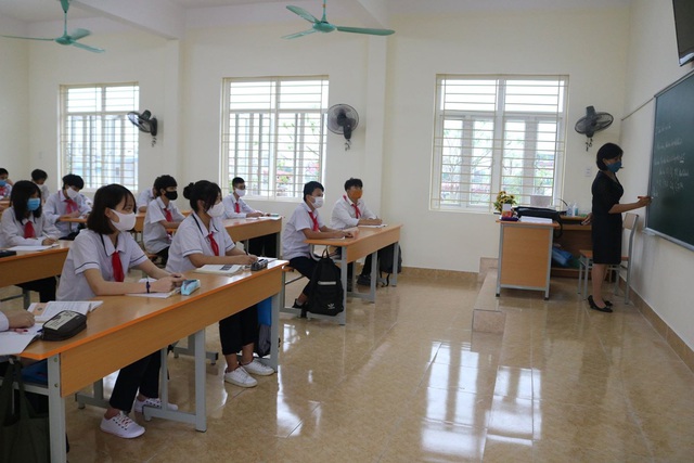 Hải Phòng: Ngày đầu trở lại học sau dịch COVID-19, các trường chia sĩ số để giãn cách trong lớp  - Ảnh 10.