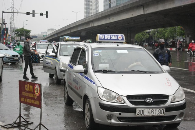 Hàng ngàn tài xế taxi cùng “xe ôm công nghệ” hoạt động trở lại sau chuỗi ngày cách ly xã hội - Ảnh 2.