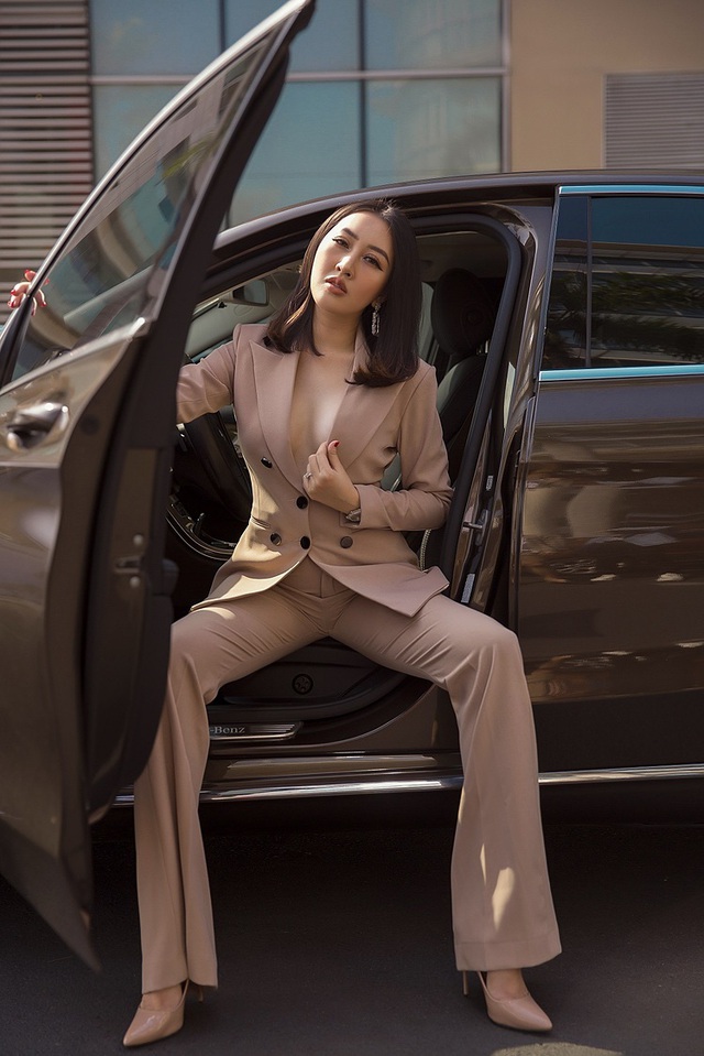 Hoa hậu Huỳnh Thúy Anh khoe ngực hững hờ trong bộ ảnh mới - Ảnh 1.