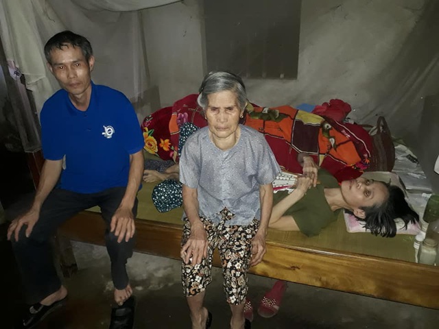 Xót xa cảnh nghèo khó của cụ già 85 tuổi chăm hai con liệt giường - Ảnh 1.