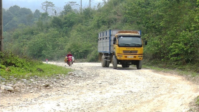 Thanh Hóa: Dân vùng biên kêu cứu vì đường tỉnh lộ bị cày nát - Ảnh 1.