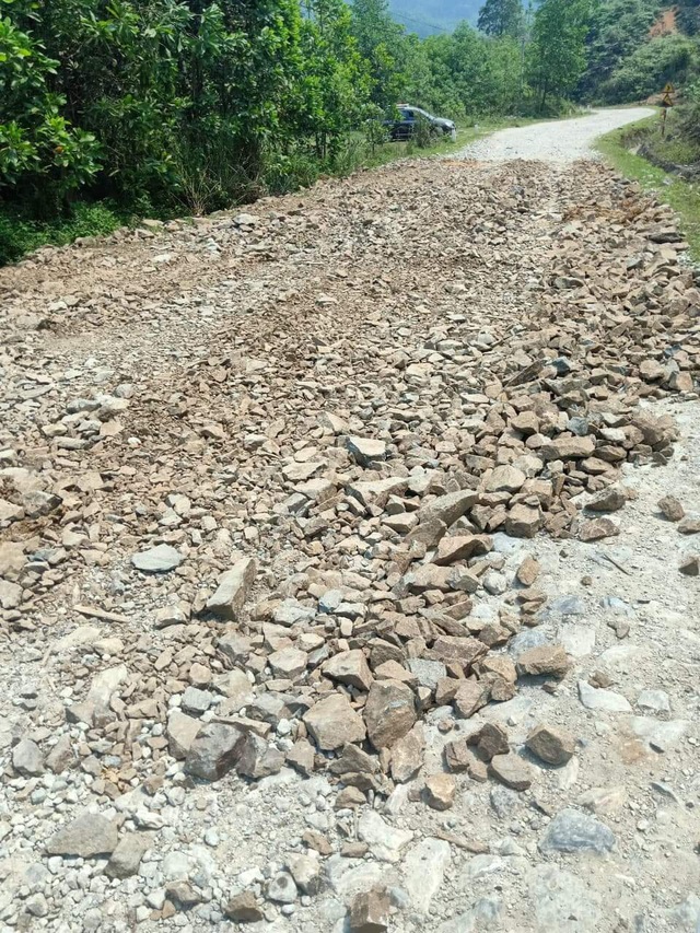Thanh Hóa: Dân vùng biên kêu cứu vì đường tỉnh lộ bị cày nát - Ảnh 2.