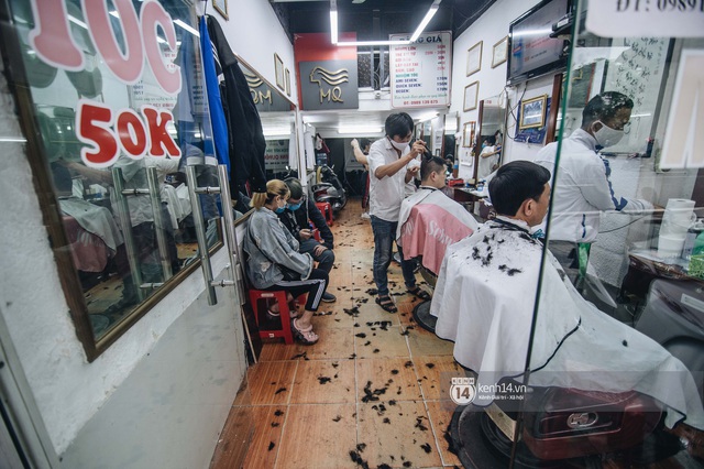 Người Hà Nội ngồi đợi được cắt tóc sau 3 tuần cách ly xã hội - Ảnh 3.