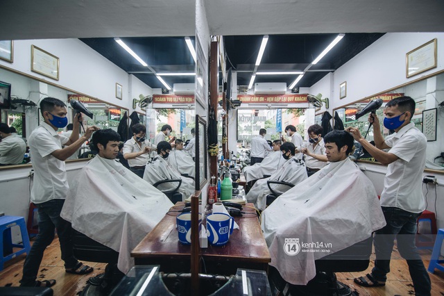 Người Hà Nội ngồi đợi được cắt tóc sau 3 tuần cách ly xã hội - Ảnh 4.