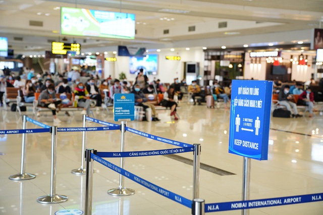 Chuyến bay tăng trở lại, sân bay Nội Bài thực hiện giãn cách ra sao? - Ảnh 4.