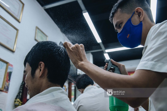 Người Hà Nội ngồi đợi được cắt tóc sau 3 tuần cách ly xã hội - Ảnh 7.