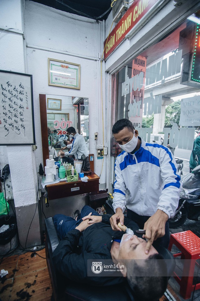 Người Hà Nội ngồi đợi được cắt tóc sau 3 tuần cách ly xã hội - Ảnh 9.