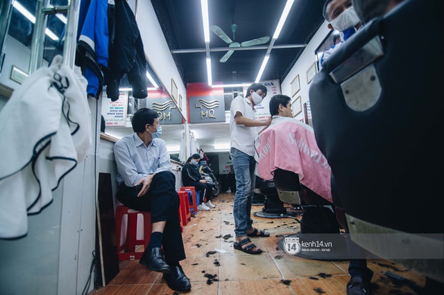 Người Hà Nội ngồi đợi được cắt tóc sau 3 tuần cách ly xã hội - Ảnh 10.