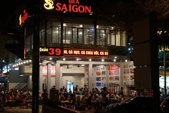 Quán nhậu ở Sài Gòn tấp nập hàng trăm khách khi vừa nới lỏng cách ly xã hội - Ảnh 6.
