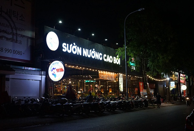 Quán nhậu ở Sài Gòn tấp nập hàng trăm khách khi vừa nới lỏng cách ly xã hội - Ảnh 2.