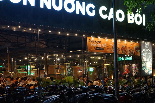 Quán nhậu ở Sài Gòn tấp nập hàng trăm khách khi vừa nới lỏng cách ly xã hội - Ảnh 3.