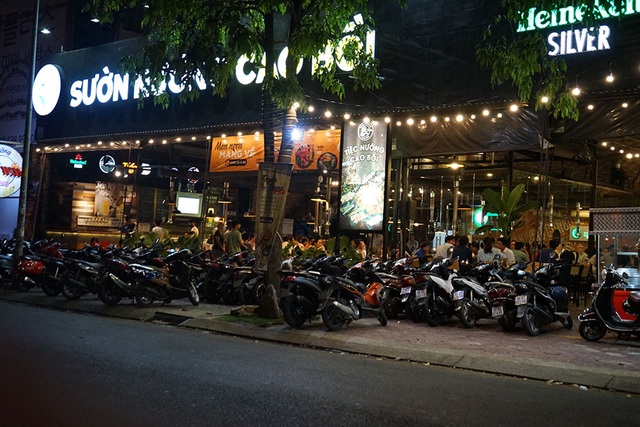 Quán nhậu ở Sài Gòn tấp nập hàng trăm khách khi vừa nới lỏng cách ly xã hội - Ảnh 4.