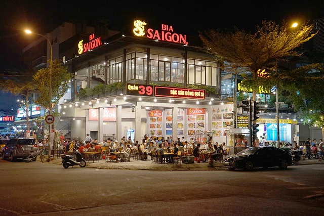 Quán nhậu ở Sài Gòn tấp nập hàng trăm khách khi vừa nới lỏng cách ly xã hội - Ảnh 5.