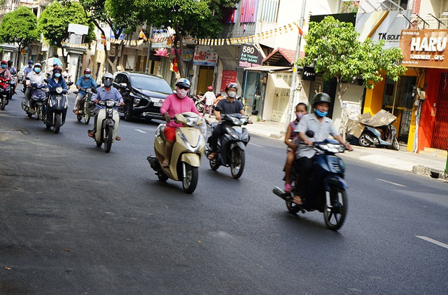 Quán nhậu ở Sài Gòn tấp nập hàng trăm khách khi vừa nới lỏng cách ly xã hội - Ảnh 7.