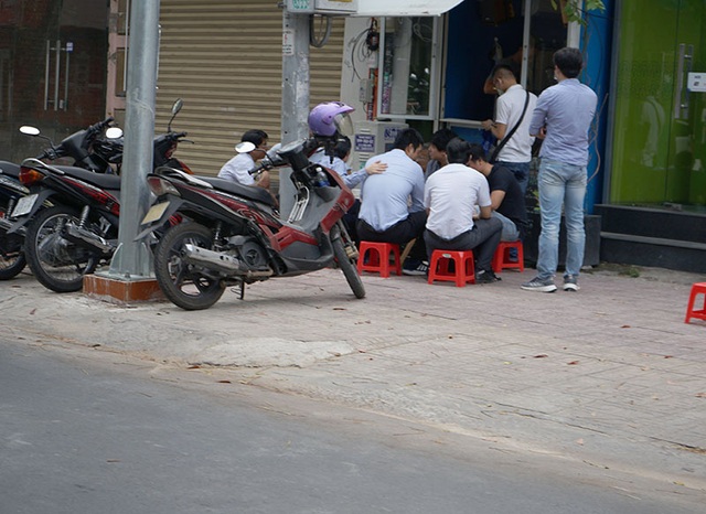 Quán nhậu ở Sài Gòn tấp nập hàng trăm khách khi vừa nới lỏng cách ly xã hội - Ảnh 10.