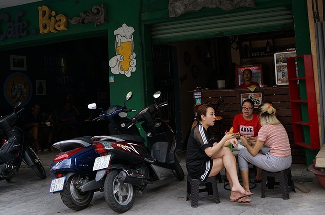 Quán nhậu ở Sài Gòn tấp nập hàng trăm khách khi vừa nới lỏng cách ly xã hội - Ảnh 11.
