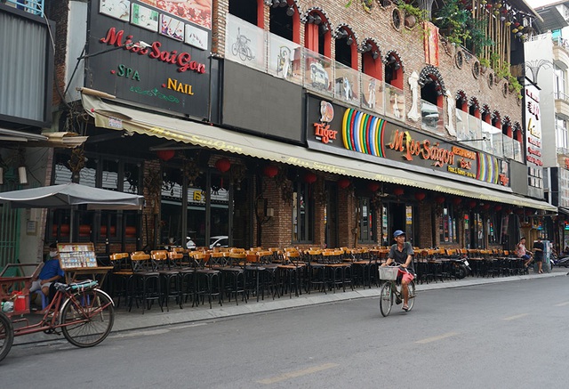 Quán nhậu ở Sài Gòn tấp nập hàng trăm khách khi vừa nới lỏng cách ly xã hội - Ảnh 9.