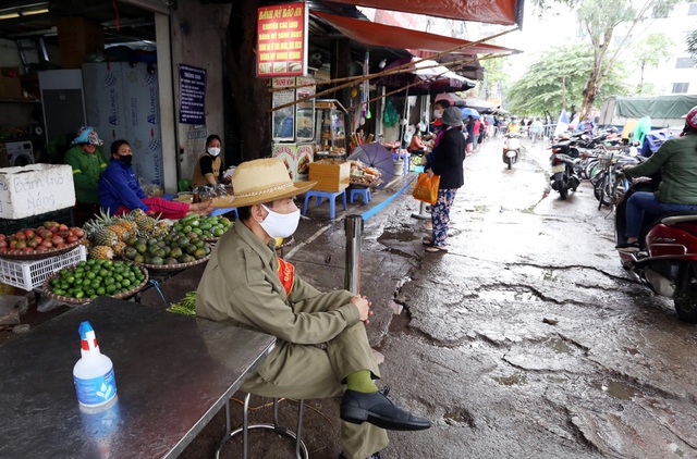 Hà Nội vẫn chống dịch rất căng ở các chợ dân sinh - Ảnh 5.