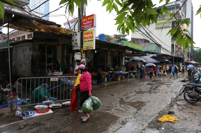Hà Nội vẫn chống dịch rất căng ở các chợ dân sinh - Ảnh 6.