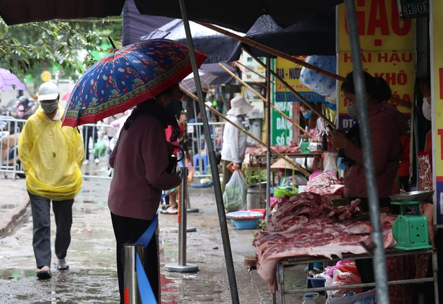 Hà Nội vẫn chống dịch rất căng ở các chợ dân sinh - Ảnh 8.