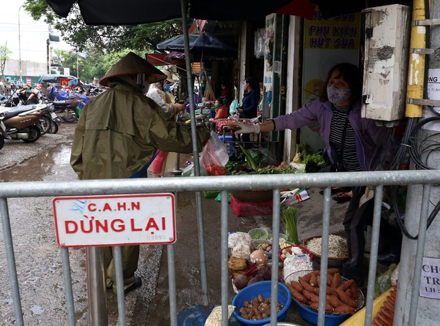 Hà Nội vẫn chống dịch rất căng ở các chợ dân sinh - Ảnh 10.