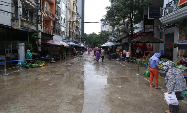 Hà Nội vẫn chống dịch rất căng ở các chợ dân sinh - Ảnh 4.