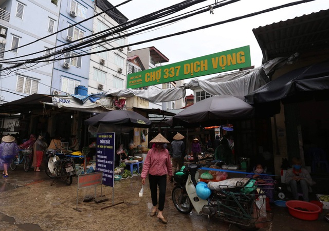 Hà Nội vẫn chống dịch rất căng ở các chợ dân sinh - Ảnh 3.