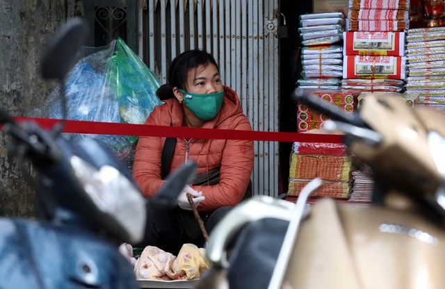 Hà Nội vẫn chống dịch rất căng ở các chợ dân sinh - Ảnh 11.