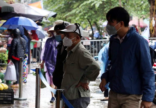 Hà Nội vẫn chống dịch rất căng ở các chợ dân sinh - Ảnh 12.