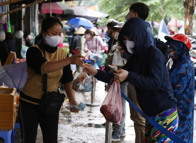 Hà Nội vẫn chống dịch rất căng ở các chợ dân sinh - Ảnh 13.