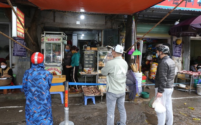 Hà Nội vẫn chống dịch rất căng ở các chợ dân sinh - Ảnh 14.