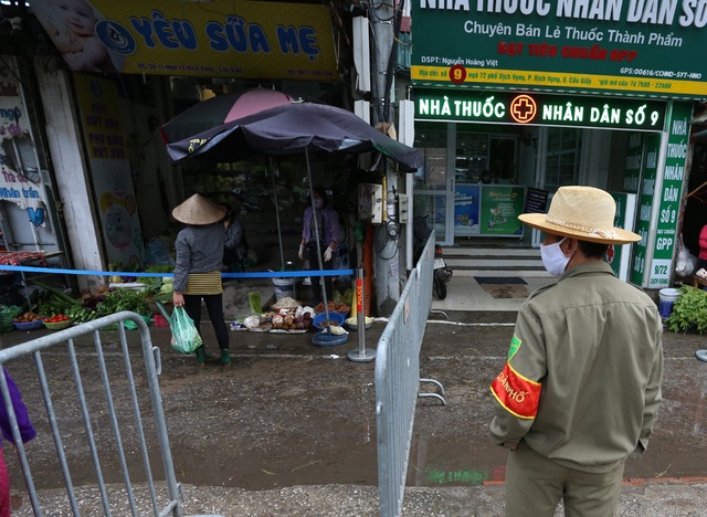 Hà Nội vẫn chống dịch rất căng ở các chợ dân sinh - Ảnh 15.