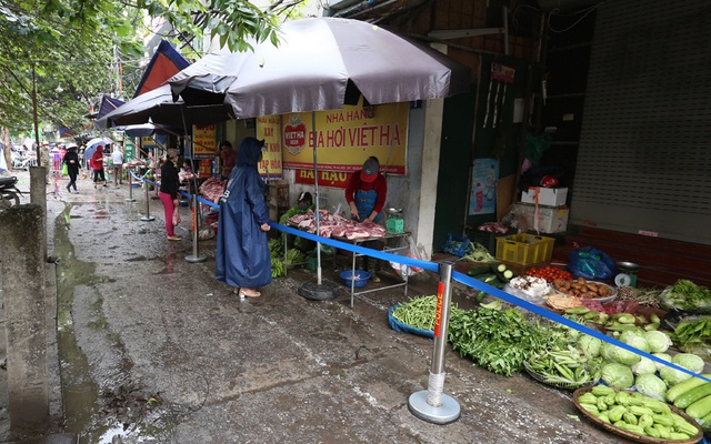 Hà Nội vẫn chống dịch rất căng ở các chợ dân sinh - Ảnh 17.
