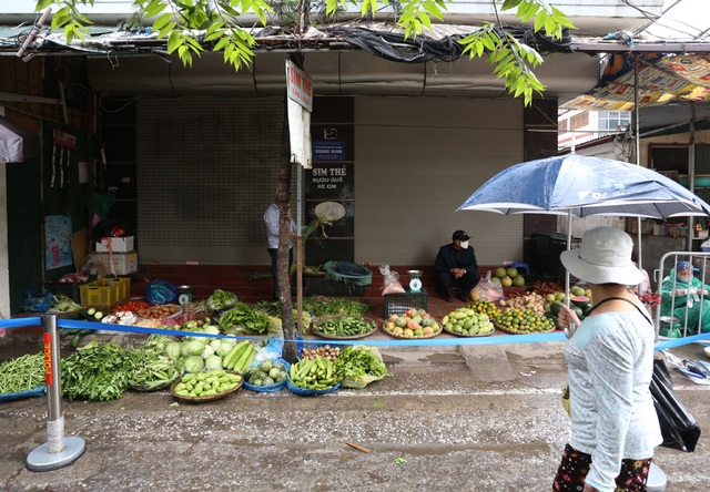 Hà Nội vẫn chống dịch rất căng ở các chợ dân sinh - Ảnh 18.