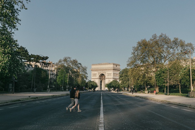 Nghịch lý Paris trong đại dịch Covid-19 - Ảnh 1. Nghịch lý Paris trong đại dịch Covid-19 - Ảnh 1.