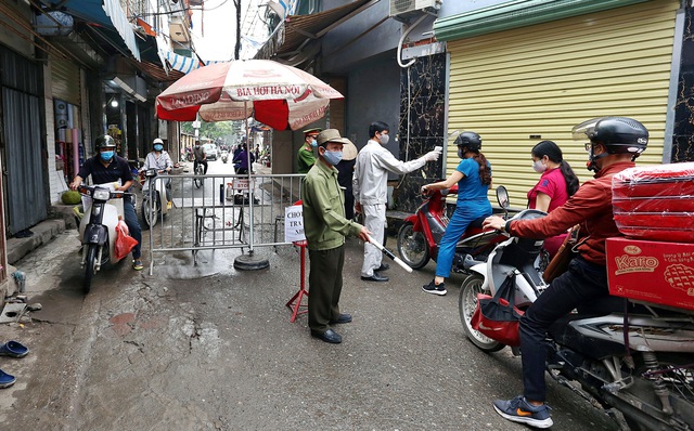 Hà Nội: Chợ dân sinh dùng “chiêu” chống COVID-19 - Ảnh 1.