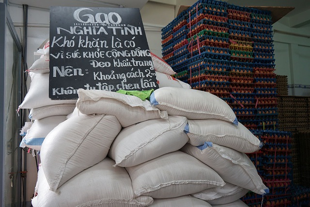 Cựu giáo viên tiểu học hỗ trợ người dân khó khăn 40 tấn gạo và gần 10 vạn quả trứng trong mùa dịch COVID-19 - Ảnh 3.