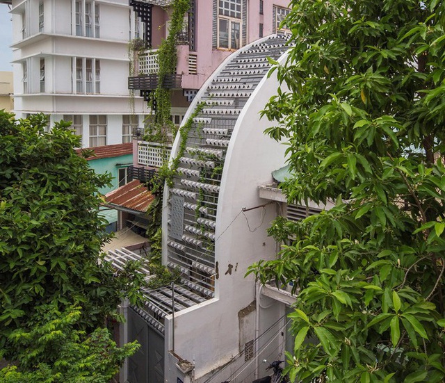 Ngôi nhà ống hẹp ở Sài Gòn với mặt tiền uốn cong vô cùng ấn tượng - Ảnh 1.