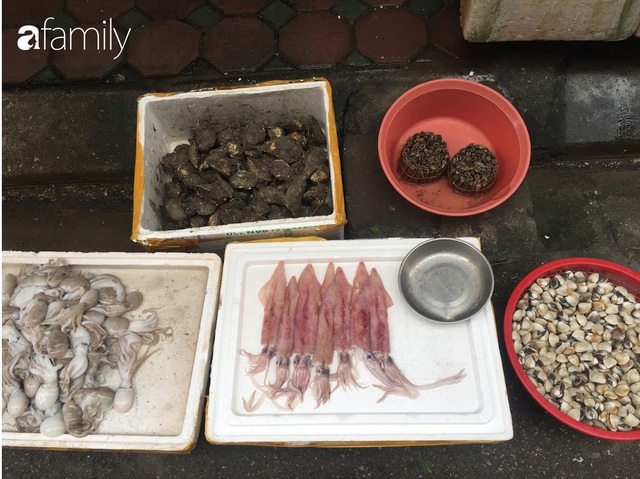 Mách lẻo đoạn phố bán các loại hải sản Quảng Ninh vẫn còn nhảy tanh tách trong bể - Ảnh 8.