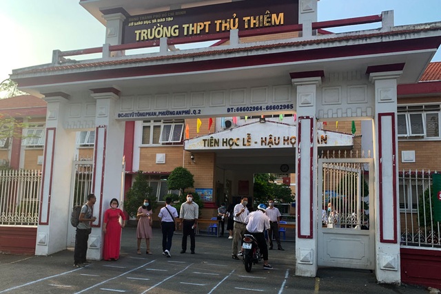 Học sinh TP.HCM nghiêm túc thực hiện phòng dịch COVID-19 - Ảnh 1.