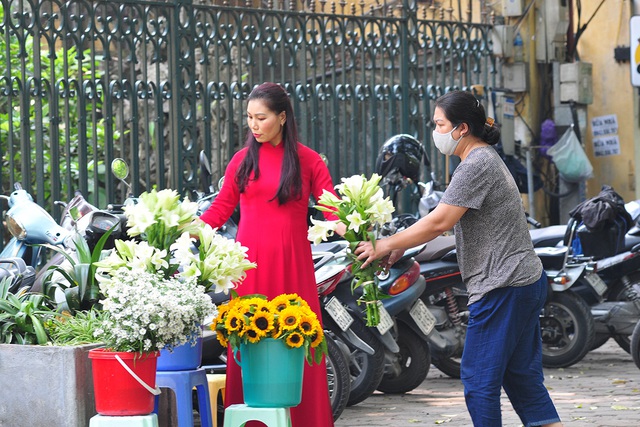 Hà Nội: Hết cách ly xã hội, phố Phan Đình Phùng lại tấp nập chị em đi chụp lá vàng rơi - Ảnh 8.