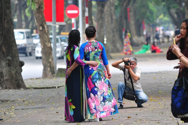 Hà Nội: Hết cách ly xã hội, phố Phan Đình Phùng lại tấp nập chị em đi chụp lá vàng rơi - Ảnh 9.