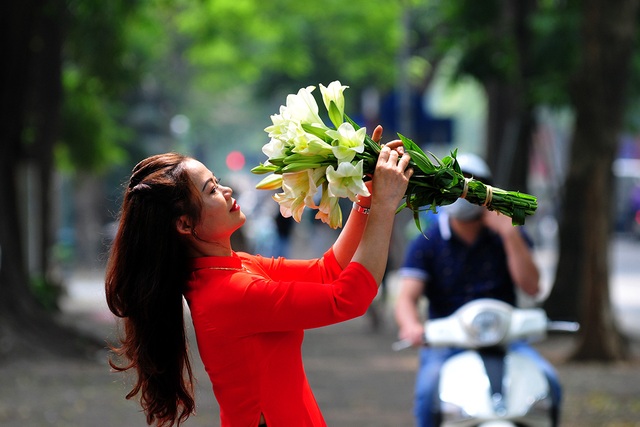 Hà Nội: Hết cách ly xã hội, phố Phan Đình Phùng lại tấp nập chị em đi chụp lá vàng rơi - Ảnh 1.