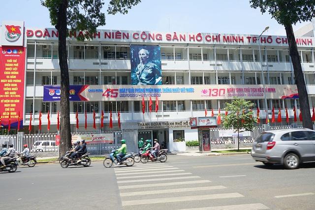 TP.HCM trang hoàng rực rỡ chào đón 30/4 - Ảnh 6.