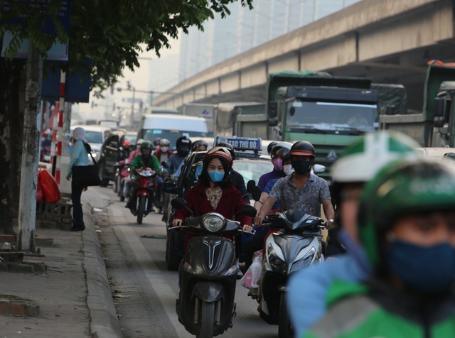 Nhiều tuyến đường tại Hà Nội ùn tắc trước dịp lễ 30/4 - Ảnh 4.