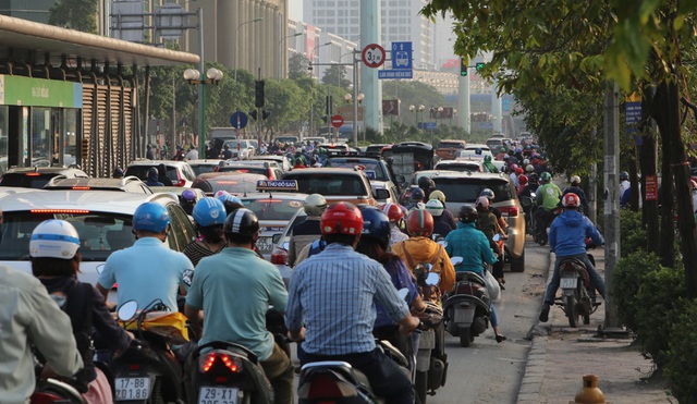 Nhiều tuyến đường tại Hà Nội ùn tắc trước dịp lễ 30/4 - Ảnh 6.