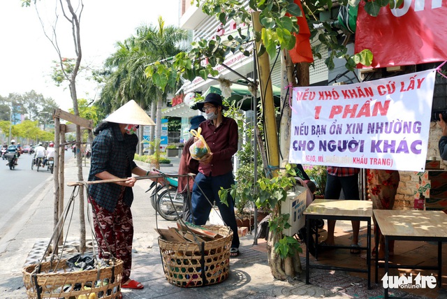 Những ngày đầu cách ly toàn xã hội: Người nghèo bật khóc vì câu chuyện tưởng chỉ có trong cổ tích - Ảnh 2.