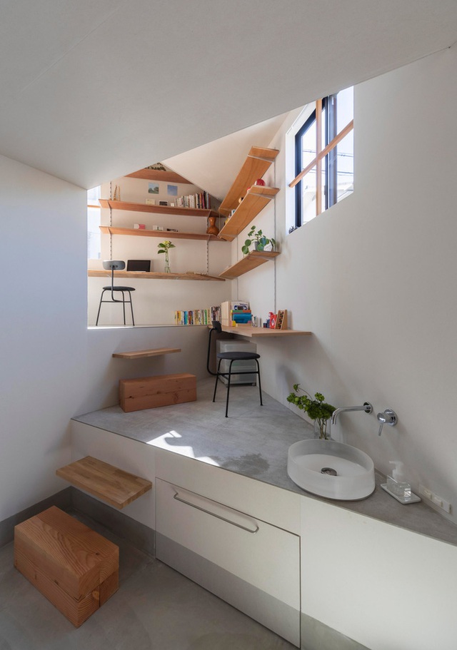 Ngôi nhà nhỏ ở Nhật được thiết kế siêu độc đáo để ăn gian diện tích, giúp nhà rộng hơn  - Ảnh 2.