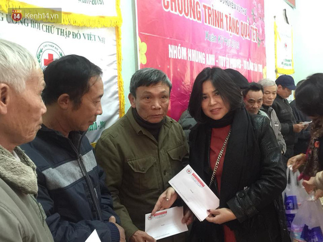 Gặp người phụ nữ ở Hà Nội bán vàng, bỏ hàng trăm triệu đồng giúp đỡ người nghèo trong mùa dịch Covid-19 - Ảnh 12.