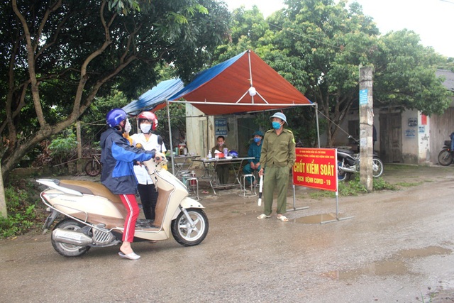 Hải Dương: Bị nhắc vì không đeo khẩu trang, người đàn ông lăng mạ, dọa đánh thành viên chốt kiểm dịch - Ảnh 4.